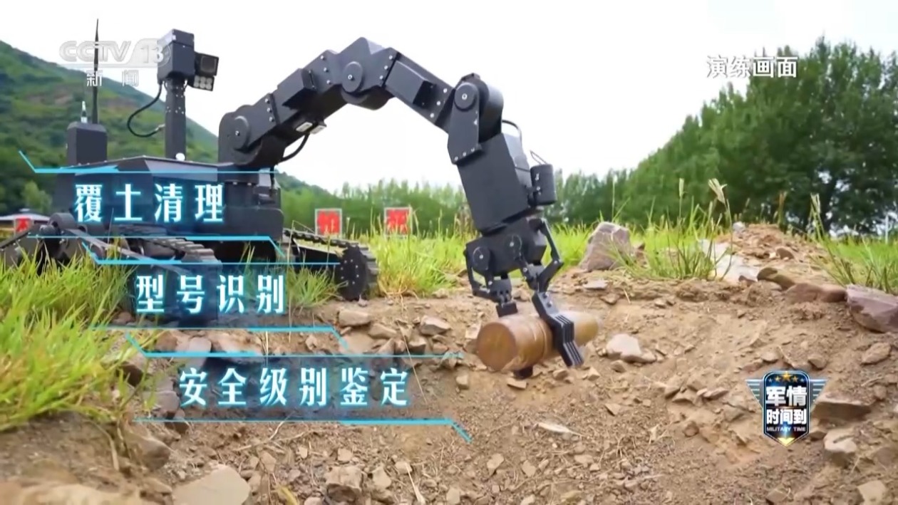 无人机挂载自杀式排爆小车精准完成任务 演练画面→