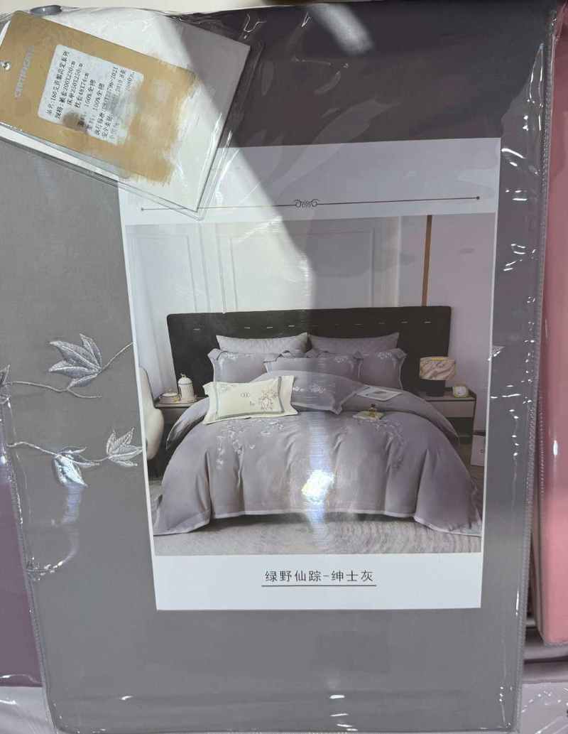 市场中标有&ldquo;160支贡缎高定系列&rdquo;的床上用品&ldquo;四件套&rdquo;，标价两千多元。新华社记者 唐弢 摄