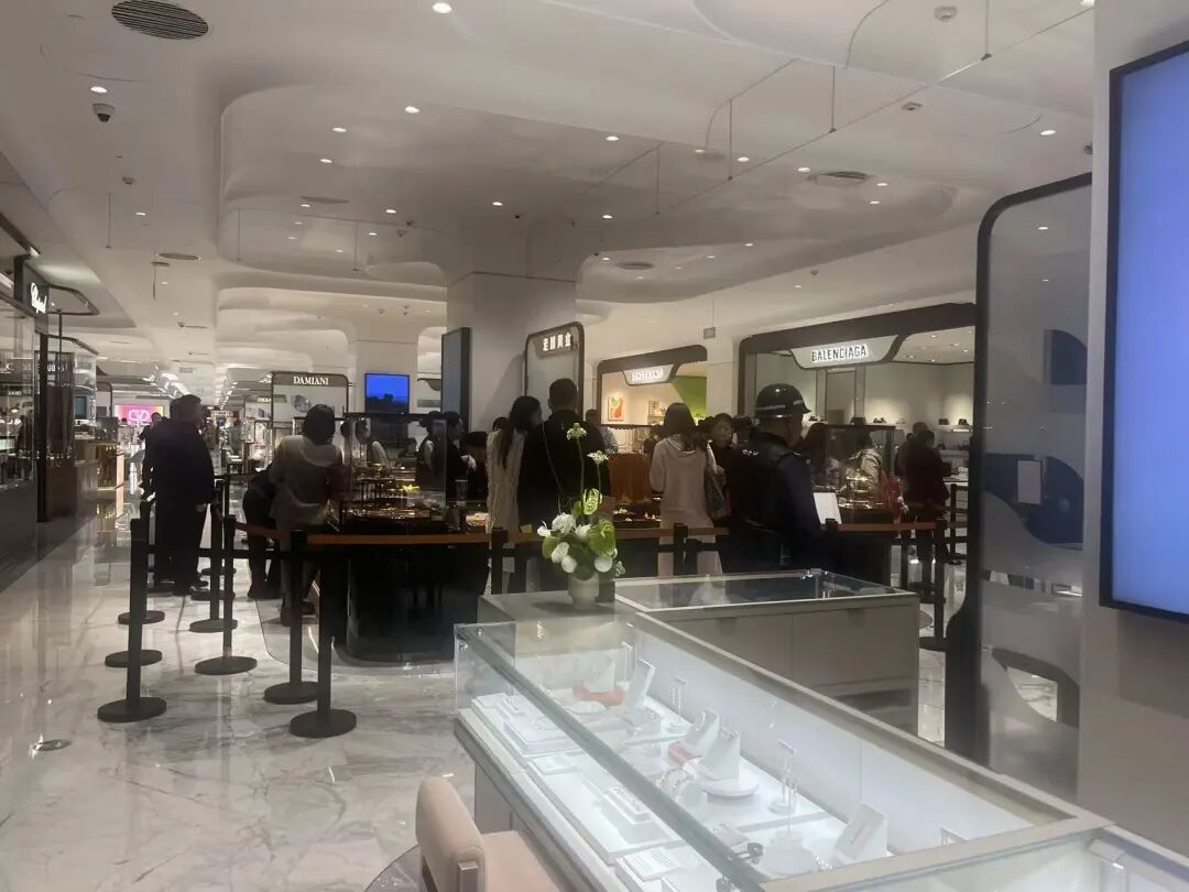 ▲涨价前，记者在北京SKP探访发现，老铺黄金门店出现了排队“抢购潮”。