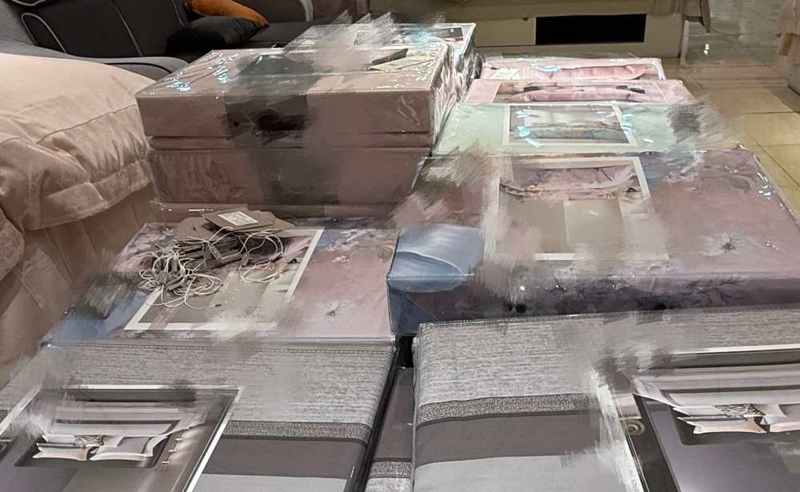 一沓合格证随意放置在一排已经包装好的&ldquo;四件套&rdquo;之上。新华社记者 唐弢 摄