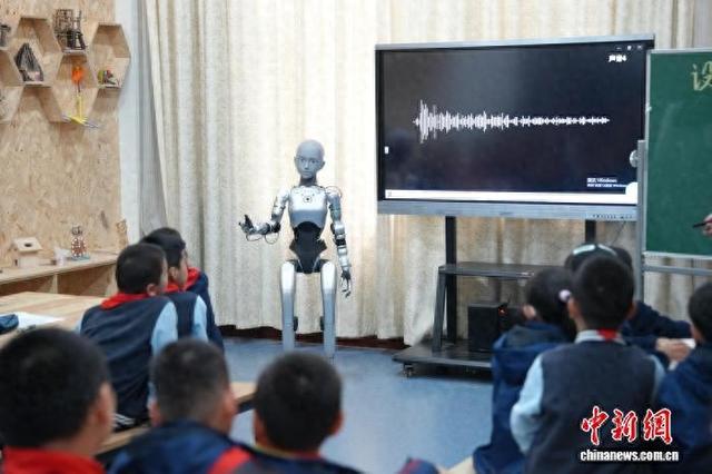 10月27日，全尺寸仿生教育机器人“小安老师”在合肥一所小学为学生授课。中新社记者 张俊 摄