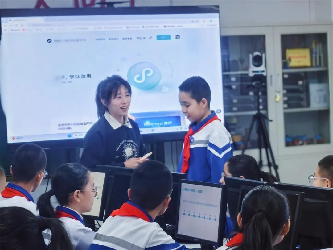来自微信小程序示范校的专家老师与学生互动。