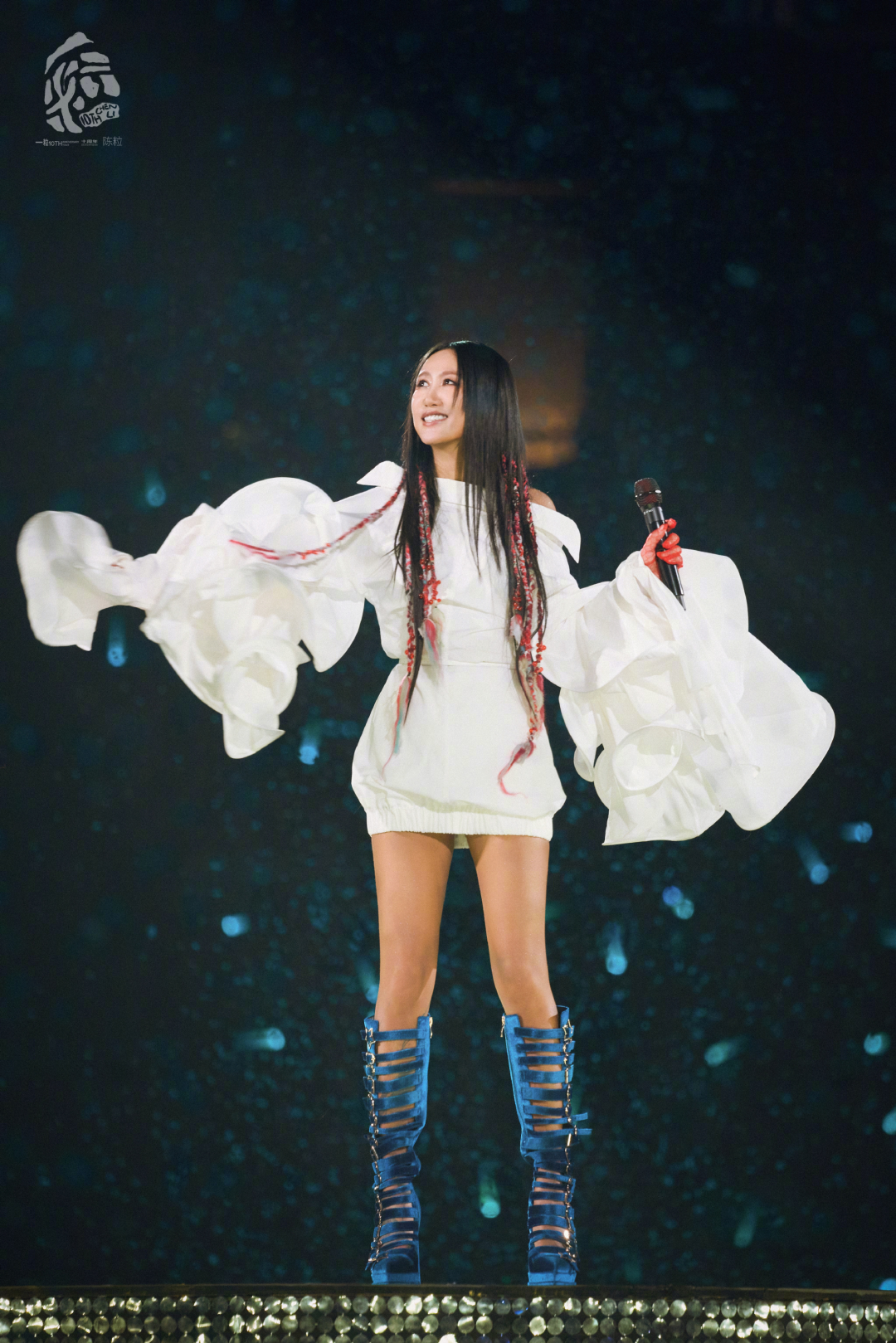 歌手陈粒演出现场耳返“爆炸”，致耳朵严重不适