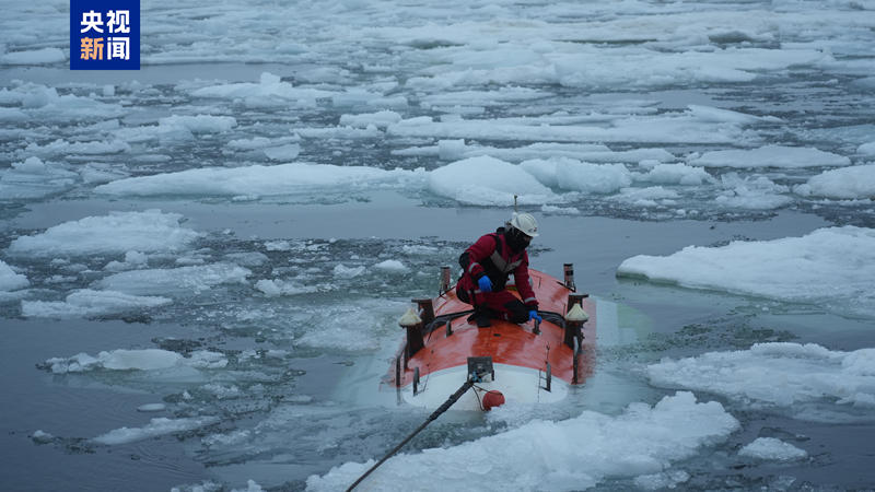 △蛙人在北极密集冰区回收“奋斗者”号。