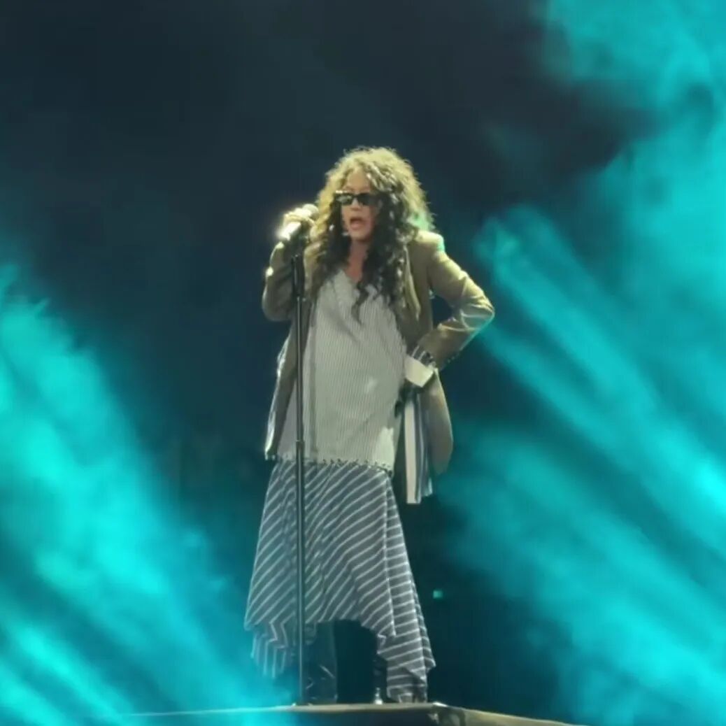 歌手陈粒演出现场耳返“爆炸”，致耳朵严重不适