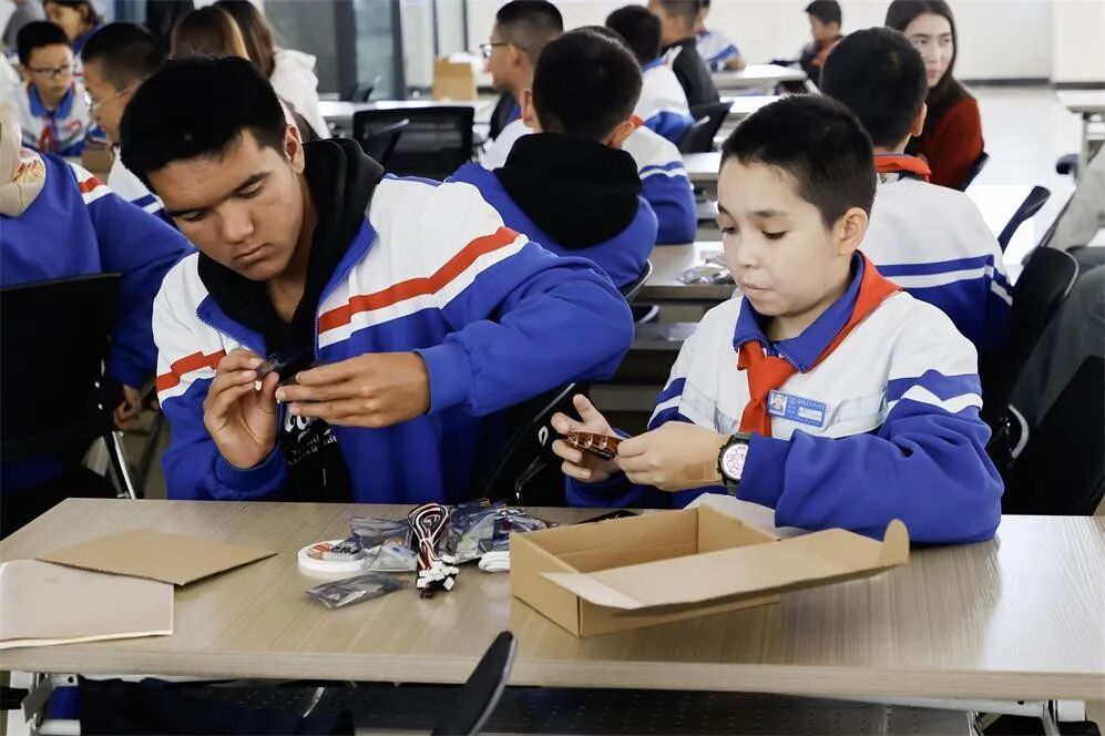 喀什市中小学生在创意工作坊现场进行学习制作。