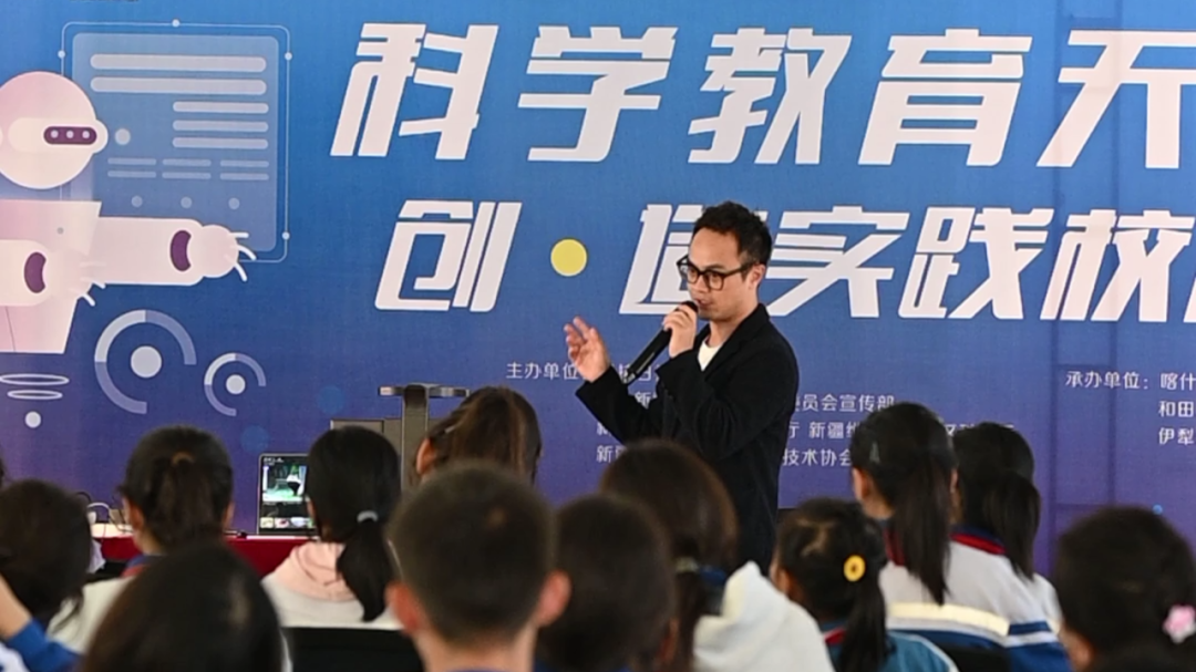 来自腾讯的专家带来AI大模型讲座与实操。