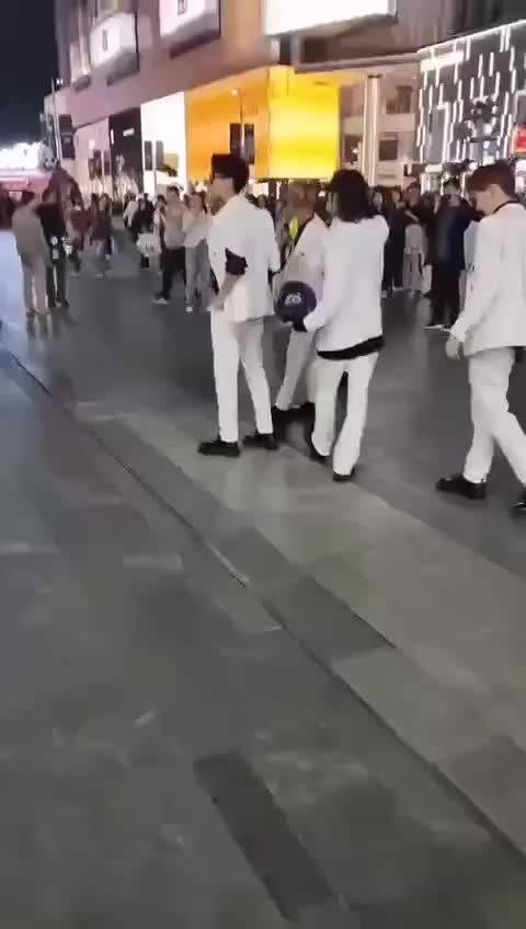 现在到处都是七月半 这要放在八十年代都是严打的二流子|搞笑视频|微博幽默|盘|占道经营|微博_新浪新闻