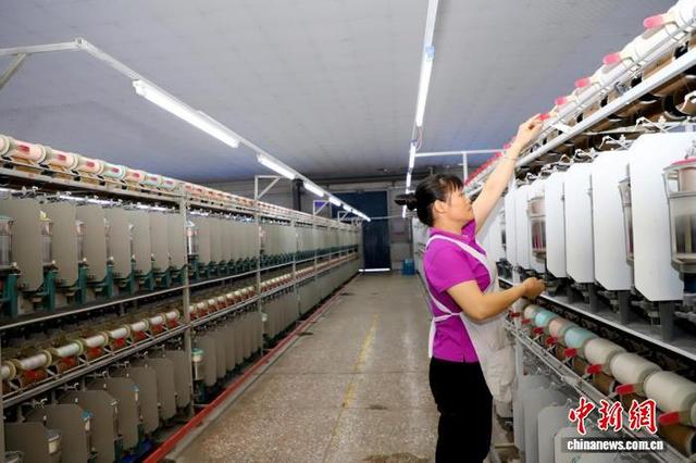 图为自动化缫丝车间。邓蕾雅 摄