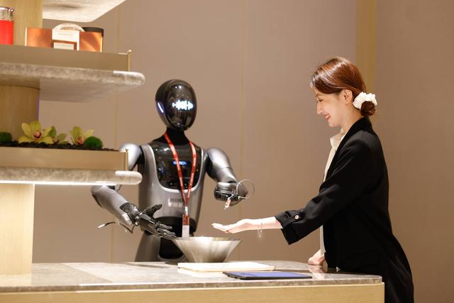 图：擎朗人形具身服务机器人XMAN-R1提供欢迎礼