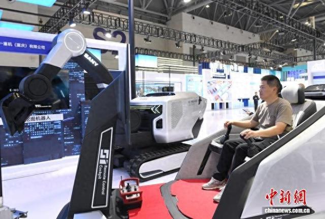 图为活动现场展示的全电动挖掘机器人。中新网记者 周毅 摄