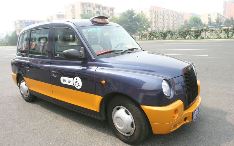 2008年9月，北京，一辆无障碍出租车停在路边等客。图/IC photo