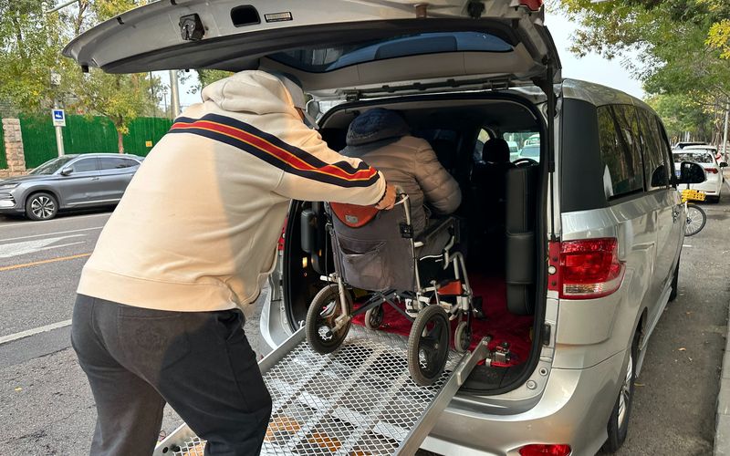10月23日，北京，一位市民在乘坐无障碍网约车。新京报记者 王贵彬 摄
