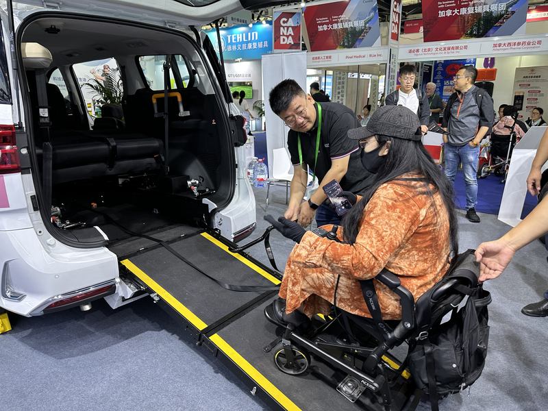 2025年9月，中国国际福祉博览会，多家展商展示了无障碍福祉车或改造方案。新京报记者 王贵彬 摄