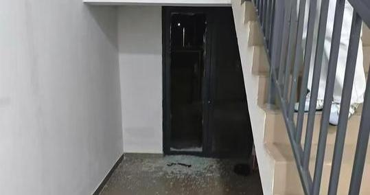 景德镇一高校男生深夜砸玻璃闯进女生宿舍楼砸门，警方回应：校方正处理
