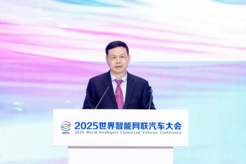 10月16日杨杰在2025世界智能网联汽车大会上做主旨演讲