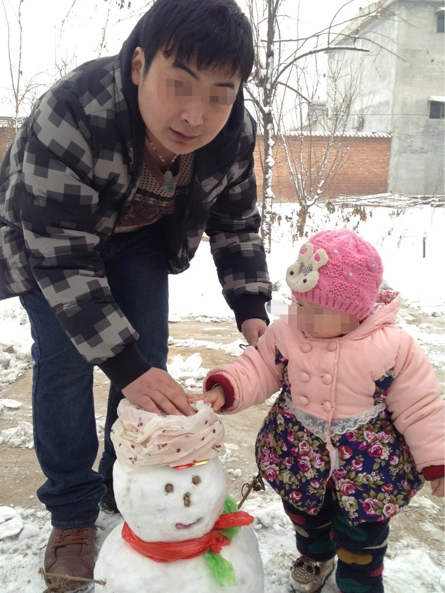 暴欽瑞生前和女兒在一起。