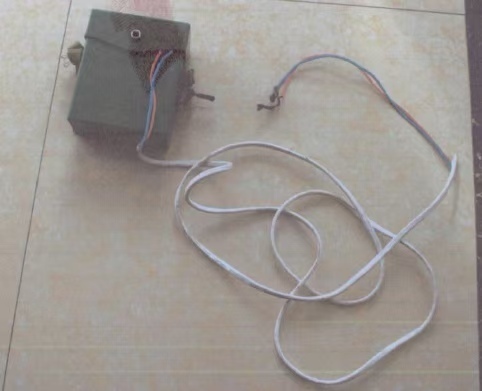 涉案工具之一的手搖電話機。