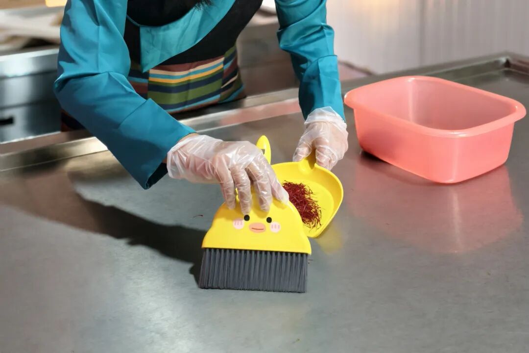 网上赌球输了近200个，好好的家庭搞的支离破碎，进工厂拿5000工资艰难还债，何为出头之日