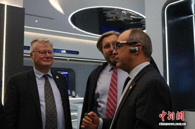 10月29日，28个国家的驻华大使及外交官走进中国—东盟国家人工智能应用合作中心。图为体验AI翻译眼镜。陈秋霞 摄