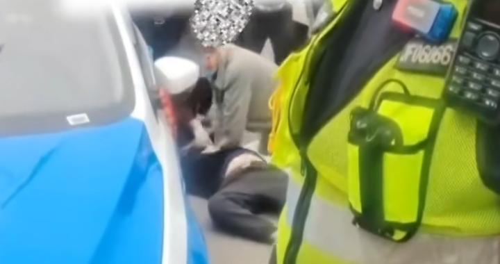 打表器5块乘客付3块，一的哥因乘客少付2块钱起争执被气死？公司：已赶往现场