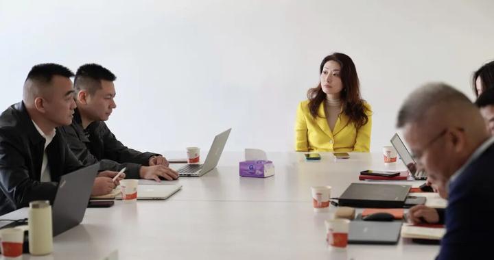 宗馥莉现身宏胜集团会议