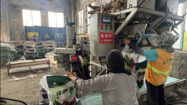 淮安沃隆农业科技有限公司厂房内，职工在打包装袋。本文图片均由 彭湃新闻影子侦探队 摄