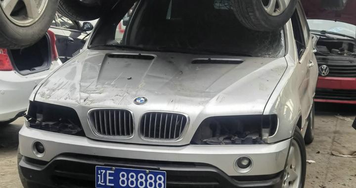 赵本山的哥们，借辽E88888拍戏，如今老车报废，新车已上路