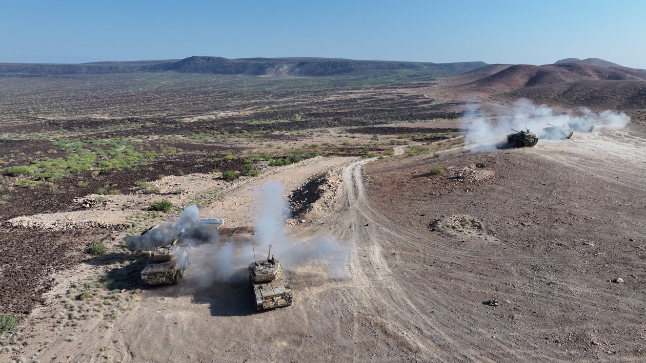 中国人民解放军驻吉布提保障基地与吉军首次开展三军联合军事训练