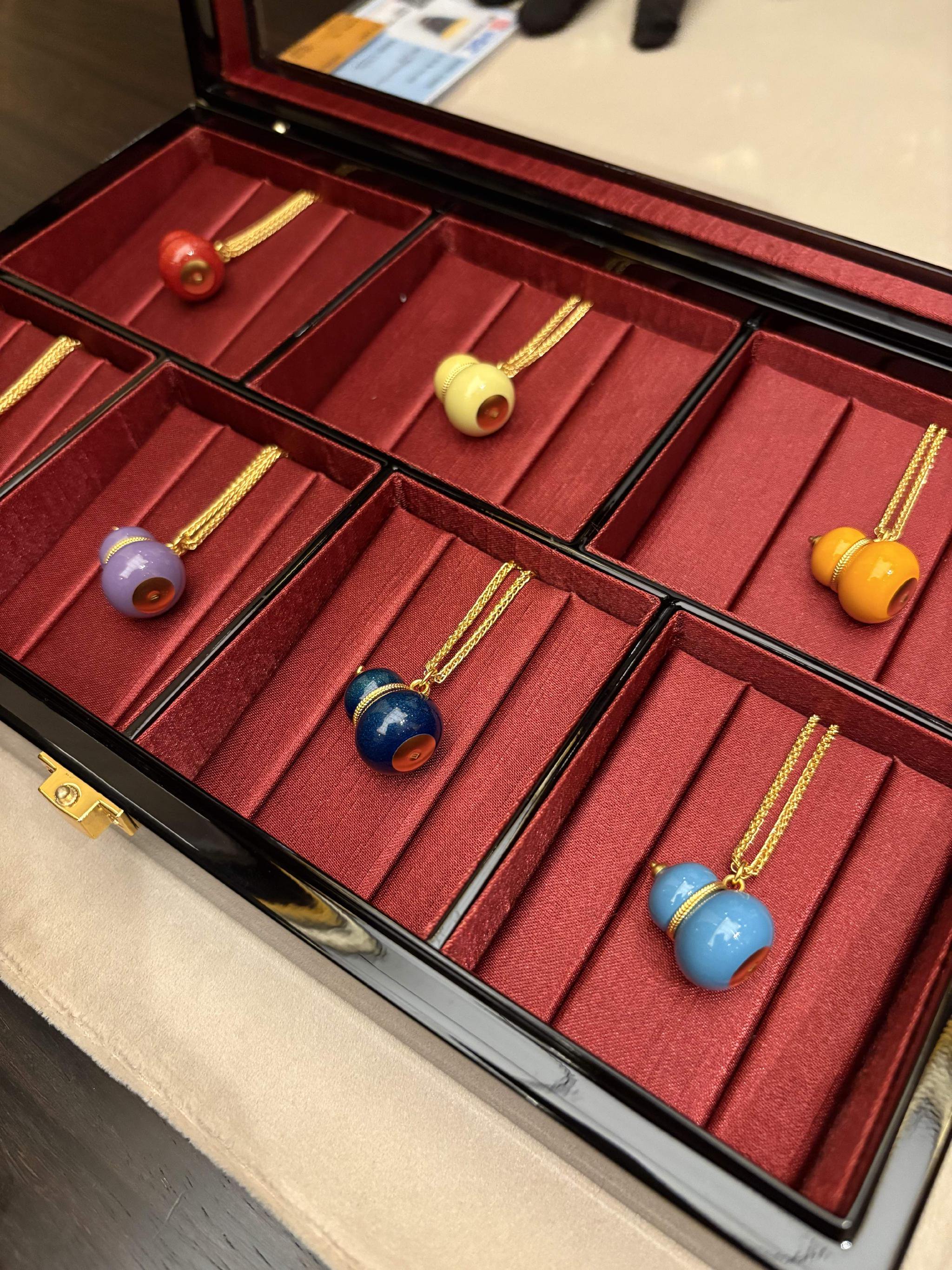 被金價牽著走的老鋪黃金，還遠遠不是一個奢侈品牌