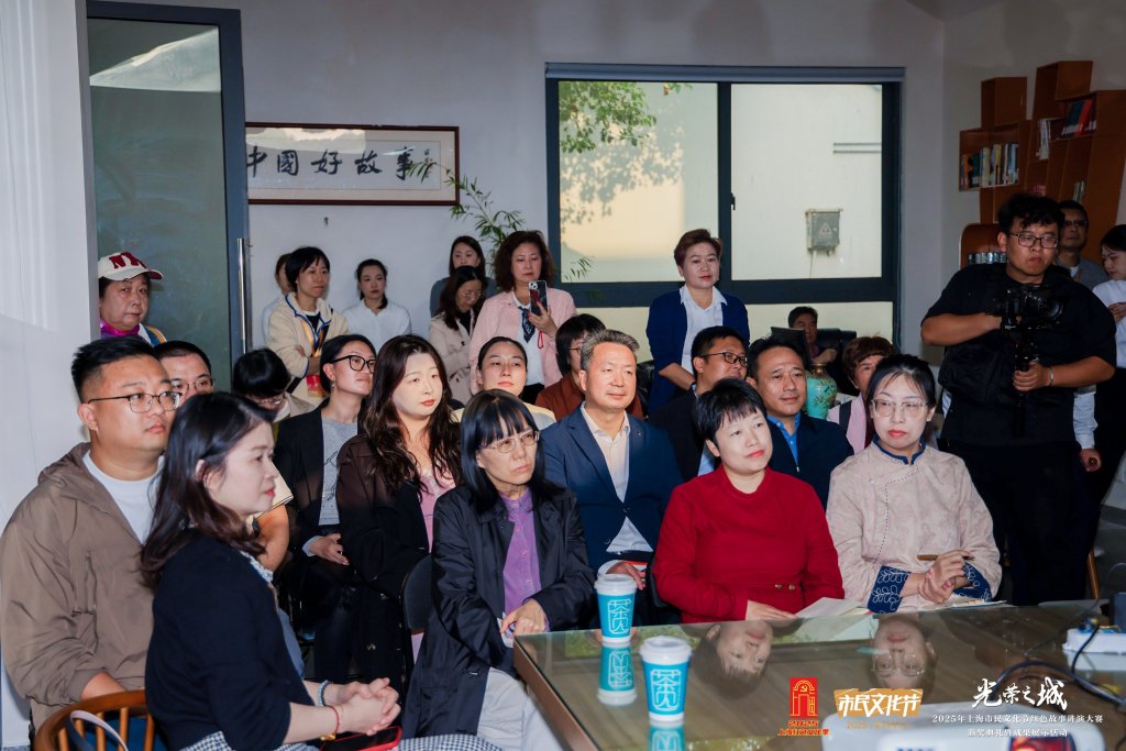 故事创客基地中，作者们创造故事新篇。