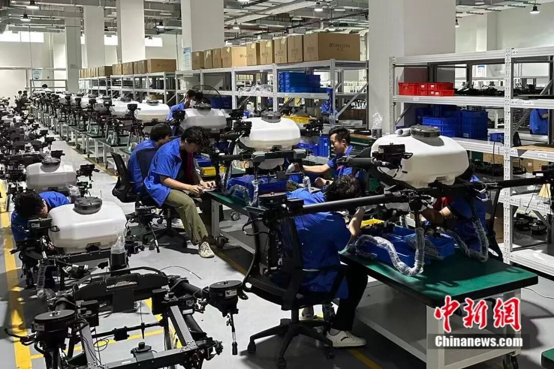 深圳一家无人机企业研发生产现场。程景伟 摄