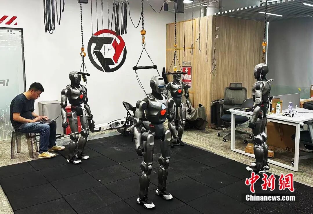 深圳众擎机器人公司正在训练人形机器人。程景伟 摄