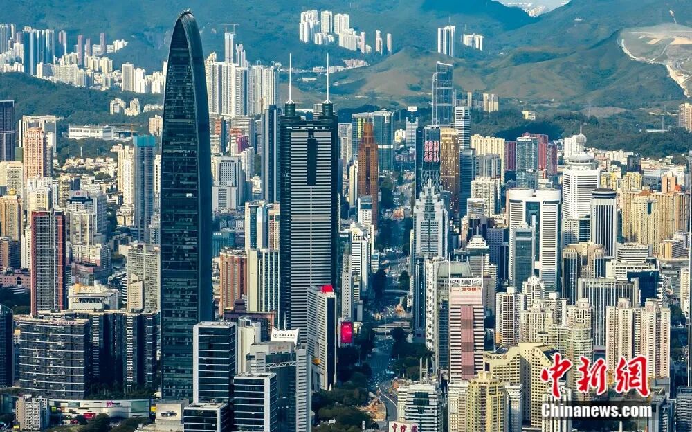 深圳市罗湖区地王大厦一带高楼林立。黄志伟 摄