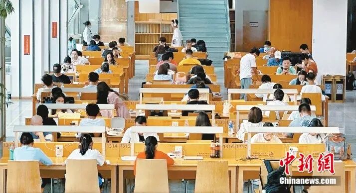 暑期的深圳图书馆，一位难求。郑铭 摄