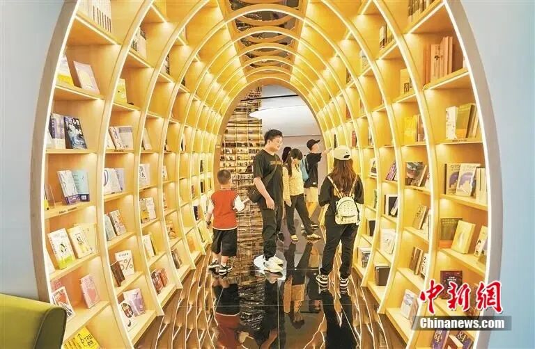 读者打卡深圳愈欣书