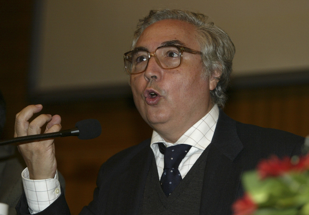 2004年，曼纽尔 ·卡斯特在华东师范大学演讲 图源：东方早报