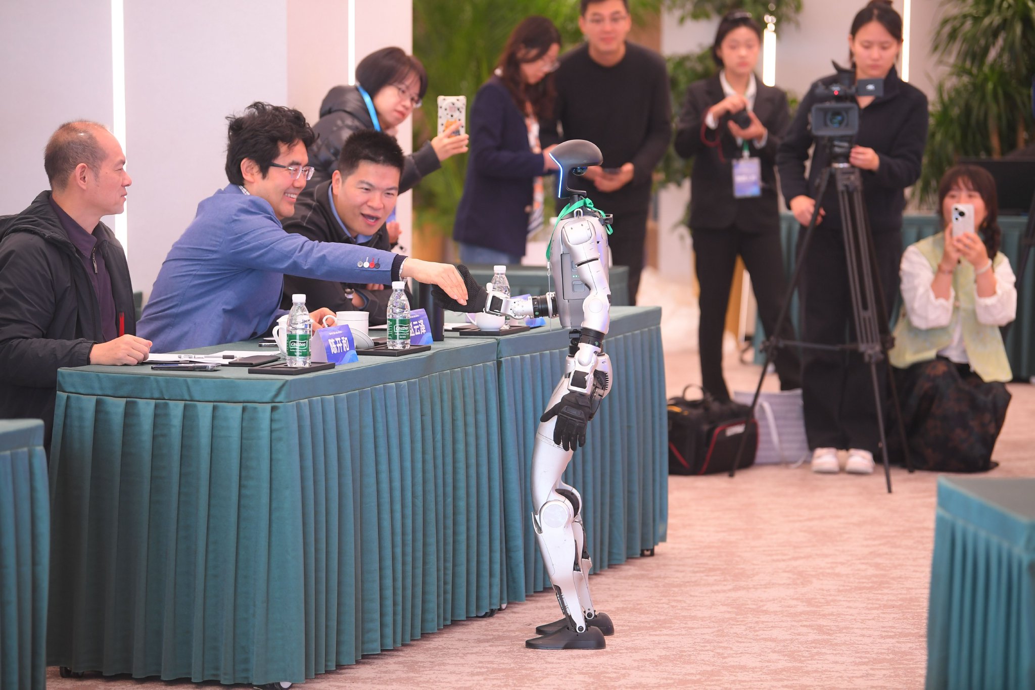 能赢人类辩手吗？机器人辩手“舌战”辩论赛