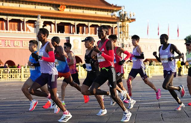 鲁中晨报:和信通-2025年北京马拉松天安门广场鸣枪起跑，3.2万余名选手同场竞技