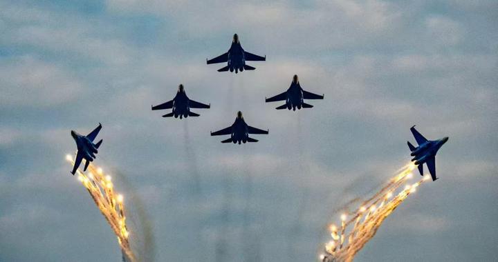 多图｜直击俄“勇士”飞行表演队劲舞蓝天：特技飞行动作惊险