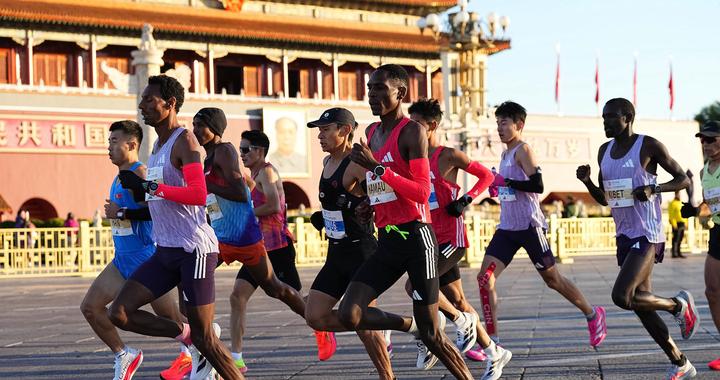 2025年北京马拉松天安门广场鸣枪起跑，3.2万余名选手同场竞技