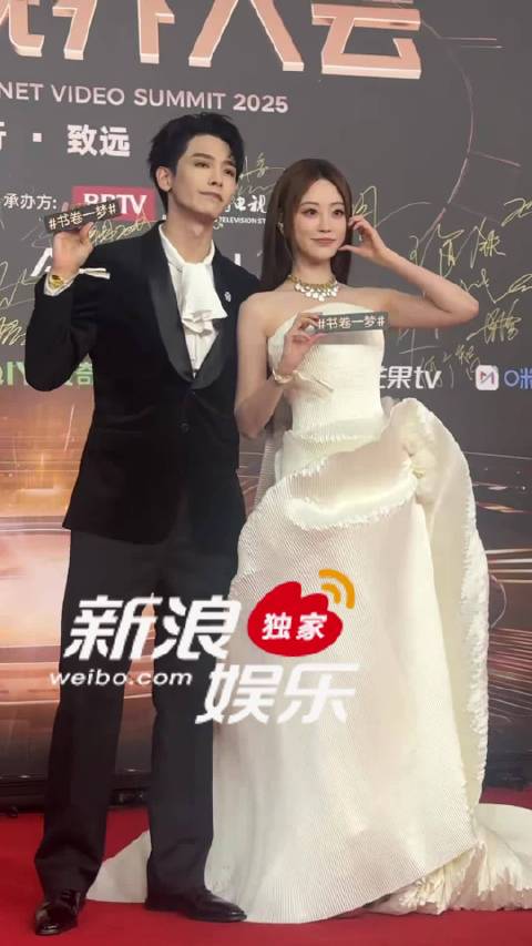 祝绪丹、王以纶两人在微博视界大会合照时,祝绪丹脸颊比心合影~姐姐好甜|祝绪丹|王以纶_新浪新闻