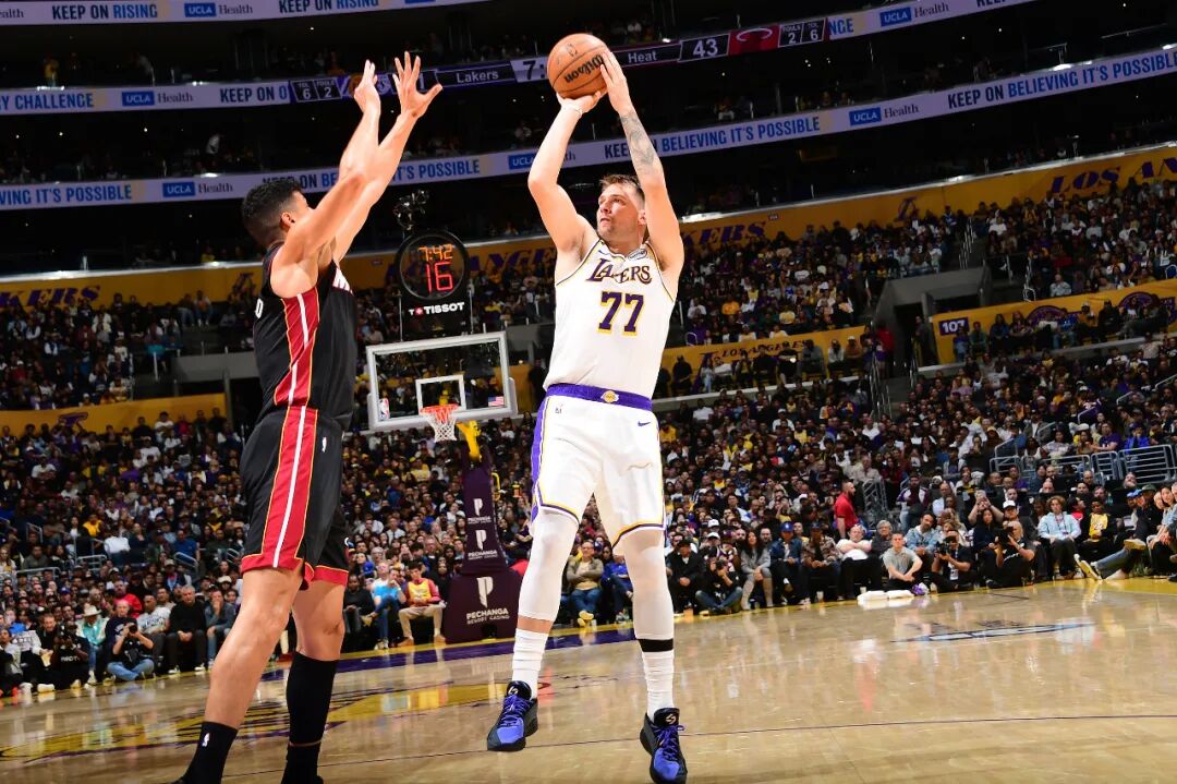 NBA｜东契奇赛季首个三双，马刺公牛同日五连胜被终结