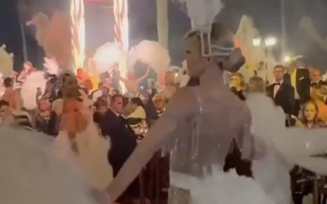 派對現(xiàn)場，眾多舞女獻(xiàn)舞 《每日電訊報》