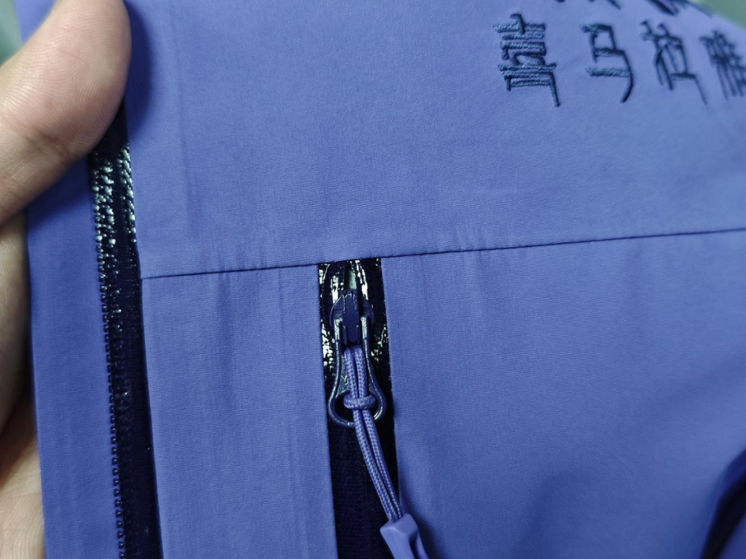 答主测试喜马拉雅冲锋衣的口袋防水效果