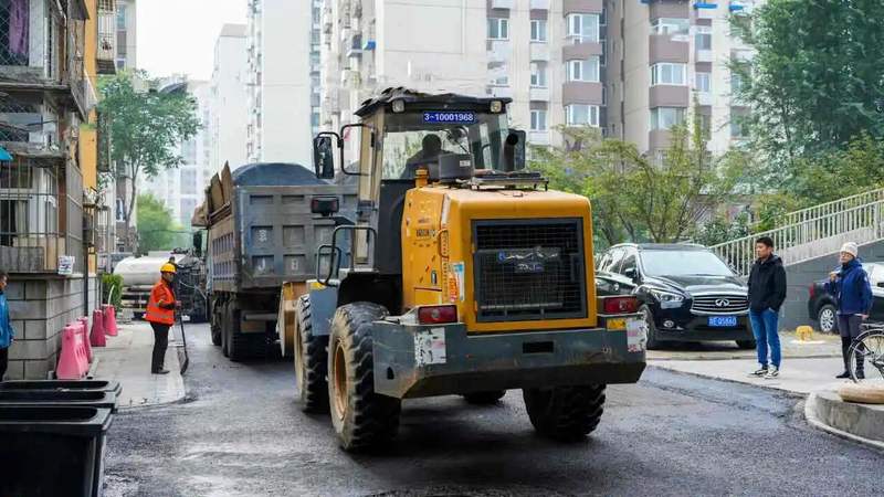 小区内重新铺设道路。受访者供图