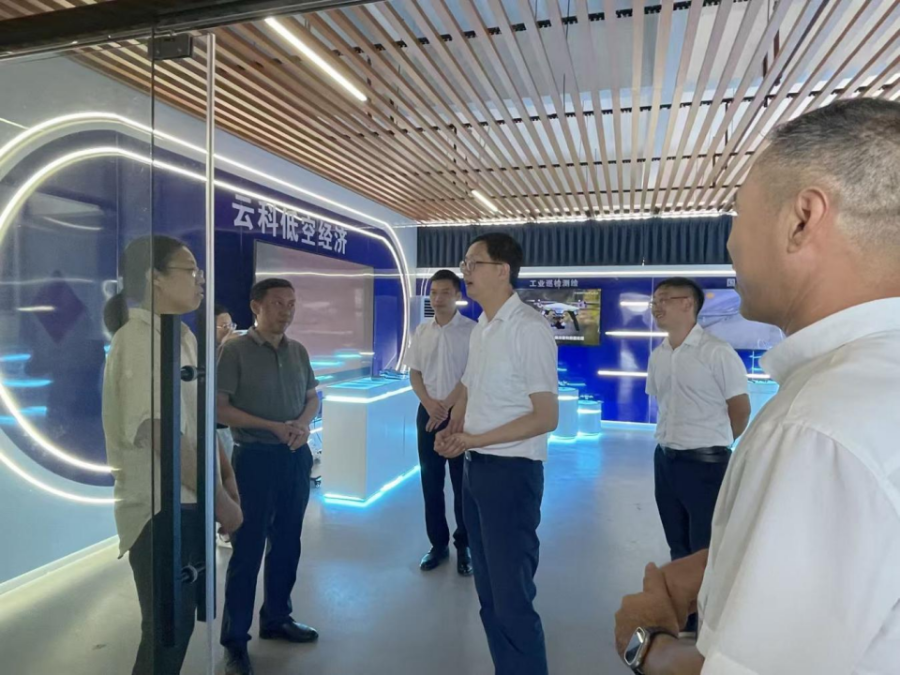 图一：广东省科学院党委副书记、院长陈为民一行就云科低空经济的建设发展进行调研交流