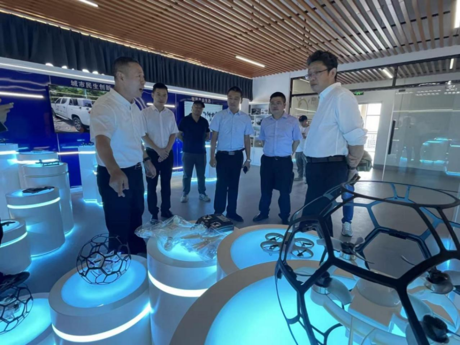 图二：南方财经全媒体集团党委副书记、副总经理杨云飞一行对云科低空经济后续准备开展的无人机培训进行调研交流