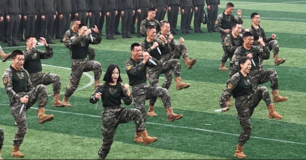 太帅了！武警女兵匕首操英姿飒爽！