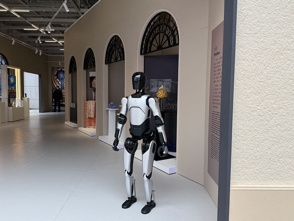 AI机器人在进博会上海馆“上岗”